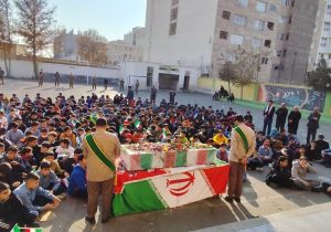 استقبال دانش آموزان کرجی از پیکر پاک شهید خوشنام ۱۷ ساله