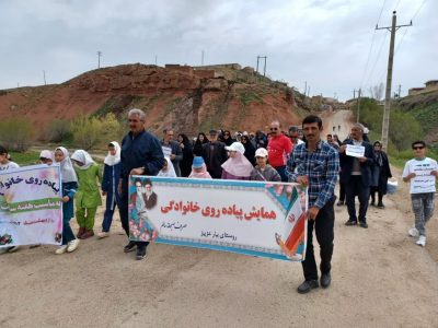 پیاده روی خانوادگی در روستای یارعزیز تکاب