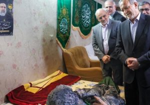 حضور رئیس جمهور در منزل مادر شهید رئیسی