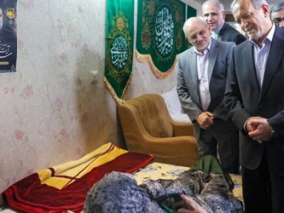 حضور رئیس جمهور در منزل مادر شهید رئیسی