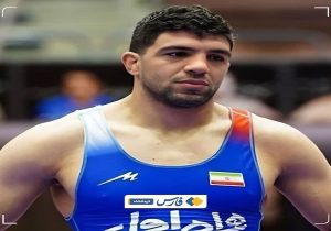 مدال برنز رقابت‌های بین المللی جام تختی برگردن کشتی‌گیر کرمانشاهی