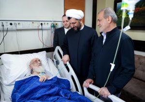 عیادت دکتر پزشکیان از آیت‌الله العظمی نوری همدانی