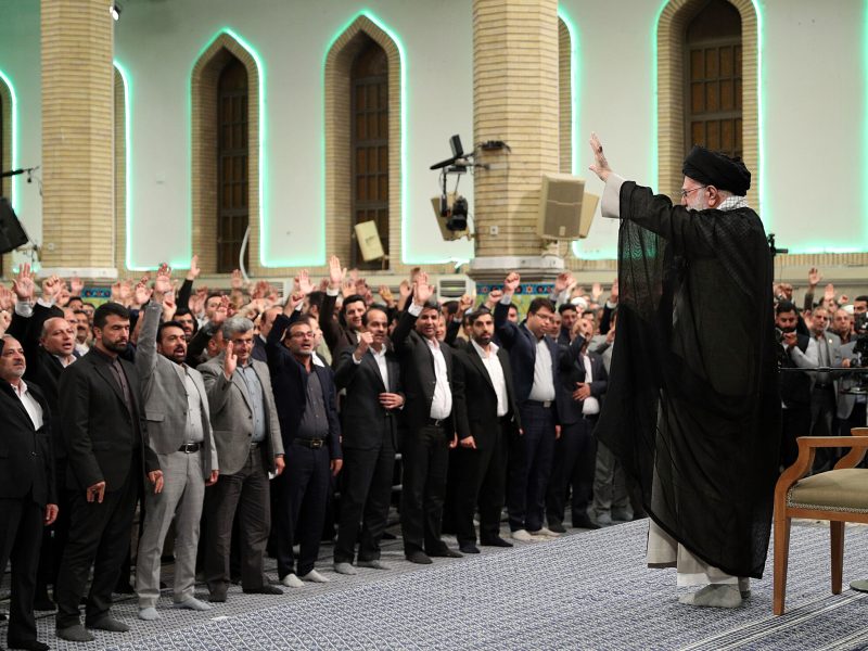 رهبر انقلاب اسلامی در دیدار هزاران تن از معلمان و فرهنگیان