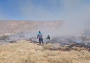 آتش سوزی گسترده در گندمزار‌ها و مراتع روستای یار عزیز تکاب