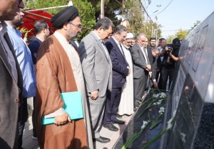 ادای احترام دکتر اتابک، دکتر رحمانی و حجت الاسلام میرزائی به مقام شامخ شهدا در ارومیه