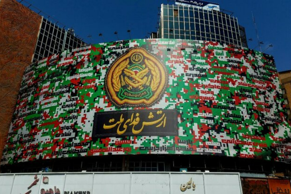 طرح «ارتش فدای ملت» در میدان ولیعصر (عج) تهران نقش بست