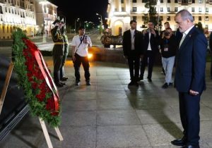 ادای احترام پزشکیان به بنای یادبود سرباز وطن در مینسک